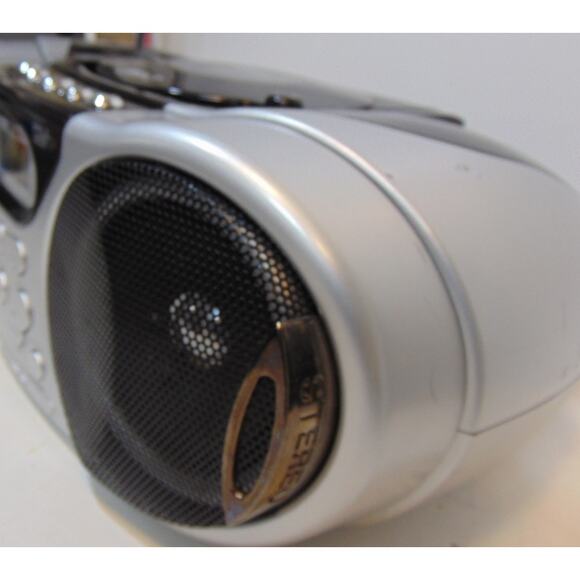 RCA Twin Bass RCD1598 Portable Boombox FM/AM/CD/MP3 Stereo Radio TESTED AUX IN - Picture 3 of 12